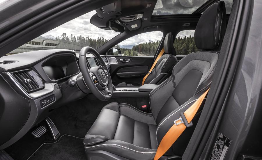 Интерьер Volvo XC60 T8 Polestar Engineered 2019 года  (NA) (фото 2 из 40)